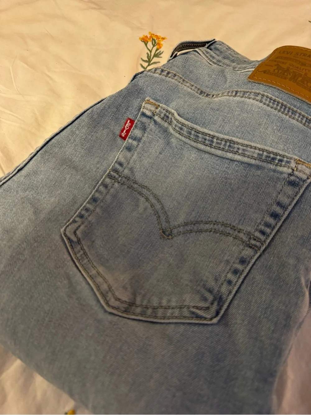Levi’s 725 boot cut jean in original light blue wash. Size: 29/34 - Picture 8 of 10